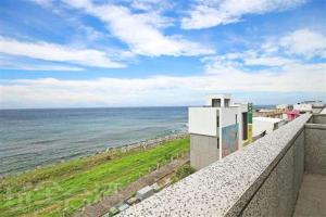 widok na ocean ze ściany w obiekcie Smile Ocean Homestay w mieście Lü Dao