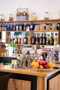 um bar com uma mesa com frutas e garrafas de vinho em Aktau Airport Hotel em Aktau