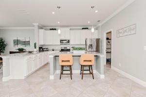 A kitchen or kitchenette at Spacious 4 Bed Home near Orlando Gated Pool Access