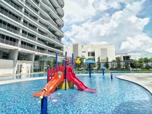een zwembad met een speeltuin in een gebouw bij ENCORP MARINA Residences by GW STAY in Johor Bahru