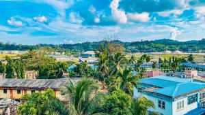 une vue aérienne sur une ville avec des palmiers et des bâtiments dans l'établissement Heaven Stay, à Port Blair