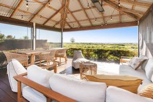 Posezení v ubytování Ayatana By The Bay Busselton