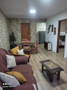 a living room with a couch and a table at Cafofo SE RESERVA CON SEÑA in Barra del Chuy