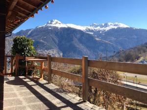 Vista generica sulle montagne o vista sulle montagne dall'interno dello chalet