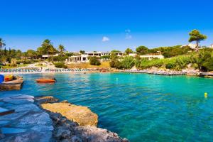 Le Cale D'Otranto Beach Resort في أوترانتو: بجسم ماء مع شاطئ ونهر