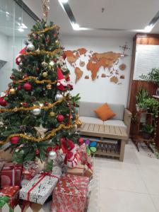 Un árbol de Navidad en una habitación con regalos en Ocean View Quy Nhon Hotel en Quy Nhon