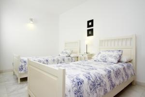 A bed or beds in a room at Harbour Lights