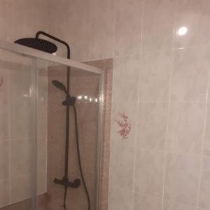 eine Dusche mit Duschkopf im Bad in der Unterkunft Mi morena cala llobeta 35 in L'Ametlla de Mar