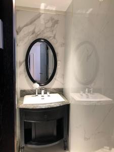 La salle de bains est pourvue d'un lavabo et d'un miroir. dans l'établissement My Stay Hotel & Apartment, à Hô-Chi-Minh-Ville