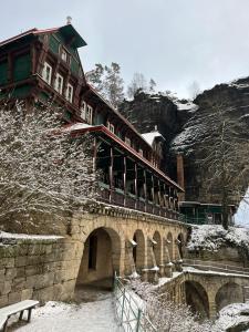 ein Gebäude auf einer Brücke im Schnee in der Unterkunft Pension U Václava in Janov