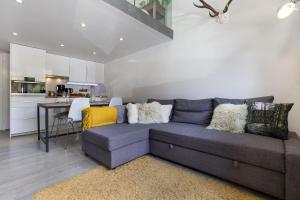 uma sala de estar com um sofá e uma cozinha em Résidence Grand Roc - Ancolies 028 - Happy Rentals em Chamonix-Mont-Blanc