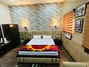 una camera d'albergo con un letto in una stanza di Hotel Majestic a Calcutta