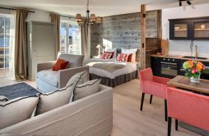 En sittgrupp på MOUNTAIN LODGE OBERJOCH, BAD HINDELANG - moderne Premium Wellness Apartments im Ski- und Wandergebiet Allgäu auf 1200m, Family owned, 2 Apartments mit Privat Sauna