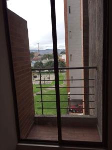 una ventana con vistas al campo desde un edificio en Paraíso del salitre, en Bogotá