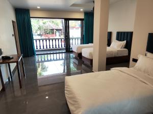 Cama ou camas em um quarto em Anjuna Blue Resort