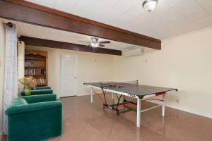 マッカレンにあるFully Furnished 4 Bed 3 Bath Home with Poolのリビングルーム中央の卓球台