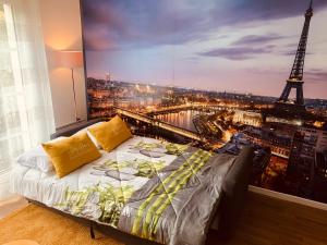 sypialnia z widokiem na wieżę Eiffel w obiekcie Luxurious Apartment Private Parking 25 MN to Paris w mieście Yerres