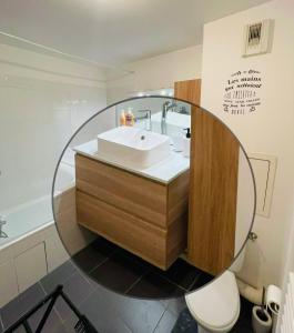 łazienka z umywalką i lustrem w obiekcie Luxurious Apartment Private Parking 25 MN to Paris w mieście Yerres