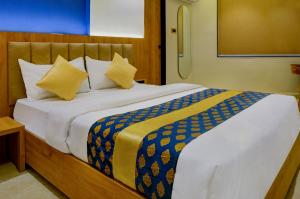 Postel nebo postele na pokoji v ubytování Metropolis Business Hotel