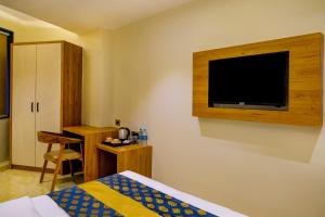 TV a/nebo společenská místnost v ubytování Metropolis Business Hotel