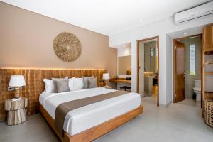 een slaapkamer met een groot bed en een badkamer bij Villa Livia by BaliSuperHost in Ubud +30 foto's