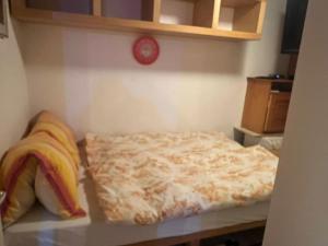 Postel nebo postele na pokoji v ubytování Tiny apartment at the Swiss Alps