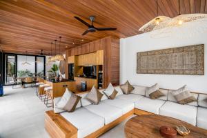- un salon avec un canapé blanc et un plafond en bois dans l'établissement Villa Livia by BaliSuperHost, à Ubud
