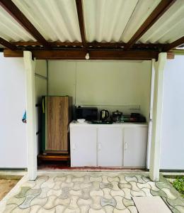 een keuken met een aanrecht en een koelkast in de kamer bij The Loft in Midigama East