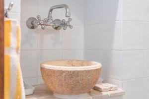 baño con lavabo de piedra con grifo en Se Teulere, en Fornalutx