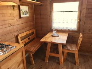 - une table en bois et 2 chaises dans une chambre dans l'établissement Relax in Baita di montagna!, à Pieve di Cadore