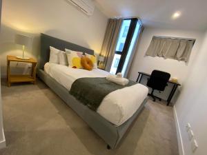 Ένα ή περισσότερα κρεβάτια σε δωμάτιο στο 2 Bed 2 Bath Luxury Apartment in Braddon Canberra - Free heated pool, gym, parking