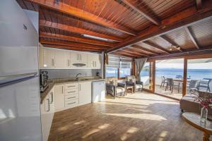 Kuchyň nebo kuchyňský kout v ubytování Seaside House with Refreshing View in Gumusluk