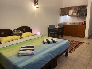 ein Schlafzimmer mit einem Bett mit Handtüchern darauf in der Unterkunft Deep Ashri in Marsa Alam City