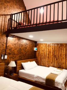 - une chambre avec 2 lits et un escalier dans l'établissement กอบสุข รีสอร์ท2 k13, à Ban Ton Liang
