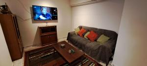 un soggiorno con divano e TV a schermo piatto di Hospitality up to 5 person's in Chios a Chio (Chios)