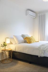 Katil atau katil-katil dalam bilik di Abode Mooloolaba, Backpackers & Motel rooms
