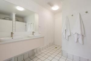 Bilik mandi di Abode Mooloolaba, Backpackers & Motel rooms