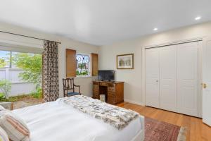 Postel nebo postele na pokoji v ubytování Elegant Family Home in Merivale