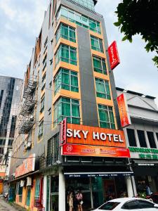 un edificio alto con un cartello di un hotel panoramico di Sky Hotel @ Pudu a Kuala Lumpur