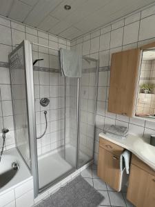 een badkamer met een douche en een wastafel bij Ferienwohnung Moselzeit in Alken