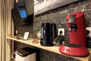 una macchinetta del caffè su un bancone in una camera d'albergo di Studio paisible et balnéo a Vezin-le-Coquet