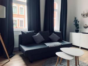 un soggiorno con divano blu e finestra di work & travel apartment a Meißen