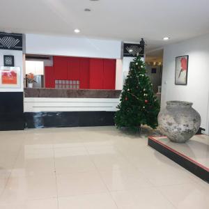 uma árvore de Natal no meio de um edifício em Zen Hotel @18 em Bangkok