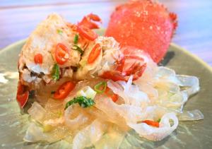 un plato de comida con ensalada y fresa en Lanyang Seaview Hotel, en Toucheng