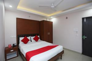 - une chambre avec un grand lit et des oreillers rouges dans l'établissement Kamat Inn, à Bankipur