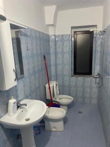 baño con 2 aseos y lavamanos en Cappuccino City Center Apartment en Lezhë