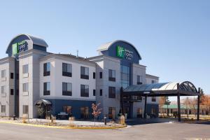 un hotel con un cartel en la parte superior de un edificio en Holiday Inn Express Hotel & Suites Rock Springs Green River, an IHG Hotel, en Rock Springs