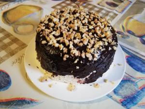 un pastel de chocolate con nueces en la parte superior de un plato en Fortress House Khakhabo en Khakhabo