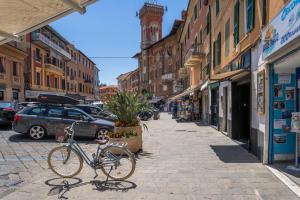 una bicicletta parcheggiata sul lato di una strada di 063 - Casa del Corso, Centrale 200m dal mare e spiaggia a Sestri Levante