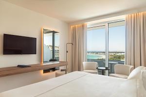 TV a/nebo společenská místnost v ubytování Grecian Sands Hotel